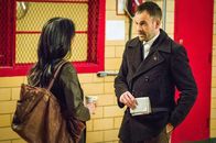 Elementary – Holmes (Jonny Lee Miller, r.) und Watson (Lucy Liu, l.) kümmern sich um einen lange zurückliegenden Fall, in dem ein Mann verdächtigt wurde, seine Frau umgebracht zu haben. Der Verdächtige hat nun ein Päckchen mit grausigem Inhalt bekommen: die Ohren seiner Frau, zusammen mit einer Lösegeldforderung ...
