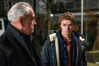 The Bank Hacker – Alidor Van Praet (Gene Bervoets, l.) und Jeremy (Tijmen Govaerts, r.) sind kurz davor, die Bank zu überfallen. Jeremys Vertrauen gegenüber Alidor ist seit seinem Besuch zu Hause nicht mehr so, wie es war.