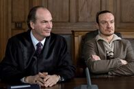 Die Kanzlei – Rechtsanwalt Markus Gellert (Herbert Knaup, links) ist sich sicher, seinem Mandanten Rainer Nürgert (Tim Grobe, rechts), Wachmann der Hühnerfarm, vor Gericht zu seinem Recht zu verhelfen.