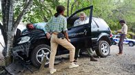 Deadly Tropics – Mélissa Sainte-Rose (Sonia Rolland, l.), Philippe Dorian (Valentin Papoudof, M.) und Aurélien Charlery (Julien Beramis, r.) befinden sich an einem neuen Tatort. Ein Mann liegt tot auf einem Auto. Es soll nach einem tragischen Unfall aussehen, doch Philippe geht von einem Mordfall aus.