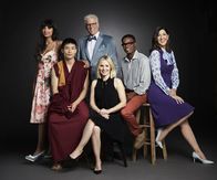 The Good Place – v.l.n.r.) Tessa (Jameela Jamil), Jianyu (Manny Jacinto), Michael (Ted Danson), Chidi (William Jackson Harper), Janet (D'Arcy Carden) mehr als verdient. Doch plötzlich taucht Eleanor (Kristen Bell, vorne) durch ein Versehen auf und stellt den "Himmel" ganz schön auf den Kopf ...