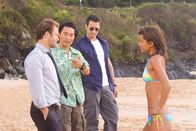 Hawaii Five-0 – Nach Hawaii zurückgekehrt, um seinen Vater zu beerdigen, wird ein hochdekorierter ehemaliger Marineoffizier von der Gouverneurin gebeten, eine Spezialeinheit zu leiten, die Kriminelle und Terroristen zur Strecke bringt. Steve McGarrett (Alex O'Loughlin, 2.v.r.) stellt sich mit Danny Williams (Scott Caan, l.), Chin Ho Kelly (Daniel Dae Kim, 2.v.l.) und Kono Kalakaua (Grace Park, r.) ein Team zusammen ...