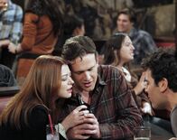 How I Met Your Mother – Was ist nur mit Lily (Alyson Hannigan, l.) und Marshall (Jason Segel, M.) los?; Was ist nur mit Lily (Alyson Hannigan, l.) und Marshall (Jason Segel, M.) los?