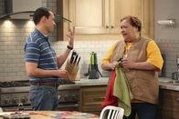 Two and a Half Men – Wie wird Berta (Conchata Ferrell, r.) reagieren, wenn sie erfährt, dass Alan (Jon Cryer, l.) und Walden wirklich heiraten wollen?; Wie wird Berta (Conchata Ferrell, r.) reagieren, wenn sie erfährt, dass Alan (Jon Cryer, l.) und Walden wirklich heiraten wollen?