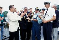 Löwenzahn Classics – Peter (Peter Lustig, 2.v.r.) erhält für sein solarbetriebenes Boot den ersten Preis der Bärstädter Pfützenregatta.