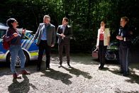 Die Rosenheim-Cops – Frau Stockl (Marisa Burger, l.) gibt den überraschten Kommissaren Stadler (Dieter Fischer, 2.v.l.) und Hansen (Igor Jeftic, M.) sowie Pathologin Mai (Sina Wilke, 2.v.r.) und Polizeihauptmeister Mohr (Max Müller, r.) erste Informationen, denn sie kannte den Toten und war bereits am Tatort.