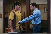 Two and a Half Men – Chelsea ist sauer, weil Charlie (Charlie Sheen, l.) keine Tanzstunden nehmen will und sie Angst hat, sich mit ihm auf dem Hochzeitsparkett zu blamieren. Alan (Jon Cryer, r.) schreitet zur Tat und übt mit ihm heimlich ...