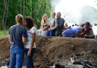 Under the Dome – Eva (Kylie Bunbury, 2.v.l.) will Barbie (Mike Vogel, l.) endgültig an die Gemeinschaft binden ...