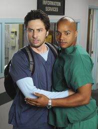 Scrubs - Die Anfänger – J.D.s (Zach Braff, l.) letzter Tag im Sacred Heart Krankenhaus ist angebrochen, und obwohl Turk (Donald Faison, r.) und Elliot sich große Mühe geben, ihn gebührend zu feiern, ist J.D.s größter Wunsch, von Dr. Cox endlich die Anerkennung zu kriegen ...
