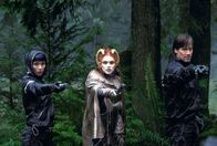 Gene Roddenberry's Andromeda – Können Rommie (Lexa Doig, l.), Trance (Laura Bertram, M.) und Dylan (Kevin Sorbo) auf dem Planeten Ral Parthia tatsächlich ein Volk finden, dass für 300 Jahre als verschollen galt?