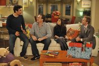 How I Met Your Mother – v.r.), Robin, Marshall (Jason Segel, r.) und Ted (Josh Radnor, l.) gemeinsam bei Stella in New Jersey zu Besuch sind, versucht Ted seinen Freunden klar zu machen, dass auch New Jersey ein schöner Ort zum Leben sein kann ...
