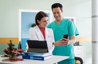 In aller Freundschaft – Prof. Dr. Maria Weber (Annett Renneberg) tut es leid, dass sie Dr. Philipp Brentano (Thomas Koch) umsonst aus seinem freien Tag in die Klinik bestellt hat. Er konnte ihre Patientin wegen ihres schlechten Gesundheitszustandes doch nicht operieren. Doch nun freut er sich, mit seiner Familie Weihnachten und mit seinem großen Sohn Oskar seinen Geburtstag zu feiern.