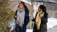 Sturm der Liebe – Ana (Soluna-Delta Kokol, l.) ist vor den Kopf gestoßen, als Nicole (Dionne Wudu, r.) verständnislos auf ihre Selbstverwirklichungsgedanken reagiert.