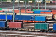 Maschen - Europas größter Rangierbahnhof – Der Bahnhof funktioniert wie eine riesige Sortiermaschine: Schon lange, bevor ein bis zu 700 Meter langer Güterzug Maschen erreicht, werden seine Waggons von der Zugbildungsdisposition virtuell zu neuen Güterzügen zusammengestellt.