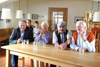 Der Winzerkönig – v.li.: Harald Krassnitzer (Thomas Stickler), Achim Schelhas (Paul Stickler), Wanda Worch (Kerstin), Christine Ostermayer (Hermine Schnell), Branko Samarovski (Blasius Schmalzl), Wolfgang Hübsch (Gottfried Schnell).
