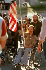 Geboren am 4. Juli – Bei einer Demonstration gegen den Krieg, beweist Vietnamkriegsveteran Ron Kovic (Tom Cruise, M.), dass die U.S. Regierung durch den Patriotismus die gesamte Bevölkerung hinters Licht geführt hat...
