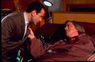 Monk – Der fettleibige Dale Biederbeck (Adam Arkin, r.) soll einen Mord begangen haben. Monk (Tony Shalhoub, l.) merkt schnell, dass an der Sache etwas faul ist ?