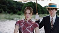 Blutsauger – Octavia (Lilith Stangenberg) und Jakob (Alexander Herbst) entdecken Ljowuschka am Strand.