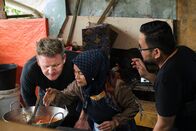 Gordon Ramsay: Kulinarische Abenteuer – West Sumatra, Indonesia - Local woman (center) shares her kitchen and stove with Gordon Ramsay (L) and Katuju (R) so Gordon can make his rendang. (Credit: National Geographic/Ed Wray)