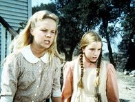 Unsere kleine Farm – Laura (Melissa Gilbert, r.) und Mary (Melissa Sue Anderson, l.) haben für den Sohn des Indianer-Hassers MacGregor die passende Antwort parat.