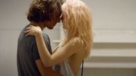 Für eine Handvoll Küsse – Dani (Martiño Rivas), Sol (Ana de Armas)