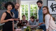 Gäste zum Essen – Beim harmlosen Kennenlern-Dinner von Soraya (Neda Rahmanian, l.) und André Faber (Matthias Koeberlin, 2.v.l.), ihrer Tochter Mila (Hannah Schiller, 3.v.l.) mit deren Freund Leon Popov (Paul Sundheim, 3.v.r.) und seinen Eltern Monika (Josefine Preuß, r.) und Viktor Popov (Maximilian Grill, 2.v.r.) tun sich Abgründe auf.