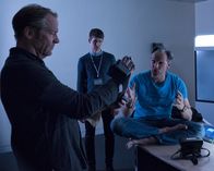 Jack Taylor – Jack Taylor (Iain Glen, l.) und Darragh Noonan (Jack Monaghan, M.) lassen sich von Tom Farrell (Sean Mahon, r.) die neueste Entwicklung auf dem digitalen Spielemarkt erklären.
