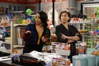 Call Me Kat – Randi (Kyla Pratt, l.); Kat (Mayim Bialik, r.)