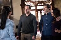 Brooklyn Nine-Nine – (v.li.) Melissa Fumero (Amy Santiago), Kyle Bornheimer (Teddy), Andy Samberg (Jake Peralta), Eva Longoria (Sophia Perez).