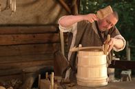 Handwerkskunst! – Handwerk wie im Mittelalter: Küfer Ernst Schwarz befestigt die äußeren Haselnussringe Uhr im SWR. Handwerk wie im Mittelalter: Küfer Ernst Schwarz befestigt die äußeren Haselnussringe am Holzeimer.