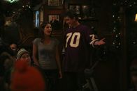 How I Met Your Mother – In den Tagen vor Weihnachten hat Robin (Cobie Smulders, l.) heftiges Heimweh nach Kanada. Um dieses zu lindern, nimmt Marshall (Jason Segel, r.) sie mit in "seine" Bar, die er immer aufsucht, wenn er Heimweh nach Minnesota hat. Robin ist begeistert ...