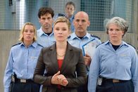 Hinter Gittern - Der Frauenknast – Appell! Die neue Direktorin Sürth (Susanne Schäfer, Mi.) stellt sich - begleitet von den Schließern Römer (Friedeliese Stutte, li.), Wilborn (Jost Pieper, 2.v.li.), Brock (Leon Boden) und Schnoor (Uta Prelle) den Insassinnen vor.