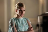 Scream Queens – Noch ahnt Chanel (Emma Roberts) nicht, was auf sie und ihre Freundinnen zukommen wird, denn der rote Teufel ist noch nicht am Ende seines Plans ...