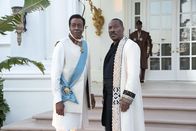 Der Prinz aus Zamunda 2 – Semmi (Arsenio Hall, l.); Prinz Akeem (Eddie Murphy, r.)