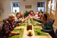 Landfrauenküche – Gruppenbild am Tisch. Von links vorne im Uhrzeigersinn: Barbara Baumann, Katharina Mayer, Heidi Kaiser, Birgit Vogel, Cathi Lichtmannegger, Theresa Frantz und Edeltraud Zehetmeier.