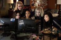Ocean's Eight – Kommen ihrem Ziel immer näher, l-r: Debbie Ocean (Sandra Bullock), Tammy (Sarah Paulson), Nine Ball (Rihanna), Lou (Cate Blanchett), Constance (Awkwafina)