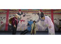 Der große Sommer – Werden in japanische Gepflogenheiten eingeführt: Mathias Gnädinger als Anton Sommer (l.), Loïc Sho Güntensperger als Hiro (m.)