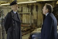 Inspector Barnaby – Group Captain Jeremy Ford (Pip Torrens, l.) zeigt sich über die Fragen von DCI Barnaby (Neil Dudgeon, r.) reichlich ungehalten.