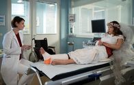 In aller Freundschaft – Dr. Maria Weber (Annett Renneberg, li.) kümmert sich um Nikki Schönau (Lena Meckel, re.), die sich bei einem Unfall mit dem E-Roller ihren Fuß gebrochen hat. Alles in allem hatte Nikki großes Glück, ihr Verlobter Hauke ist weitaus schwerer verletzt.