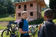 Watzmann ermittelt – Der Tote hatte Schulden bei seinem Freund Michael Beyer (Florian Stadler, l.), dem Besitzer einer Outdoor-Event-Agentur. Jerry (Peter Marton, r.) befragt Michael Beyer am Outdoorgeschäft. Weiteres Bildmaterial finden Sie unter www.br-foto.de.