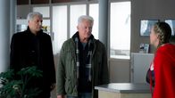 Tatort – Von links: Franz Leitmayr (Udo Wachtveitl), Ivo Batic (Miroslav Nemec) und Silke Weinzierl (Nina Proll) sprechen im Präsidium.