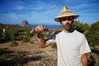 Die Balearischen Inseln – Vincent Palermet repariert Trockensteinmauern auf Ibiza.