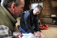 Der Bergdoktor – Dr. Gruber (Hans Sigl, r.) wurde in das Haus von Ralf (Heio von Stetten, l.) und Jenni Grailing gerufen, weil die Tochter ihre Mutter mit einem Messer angegriffen hat.