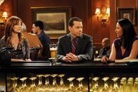 Two and a Half Men – (v.li.) Judy Greer (Bridget), Jon Cryer (Alan Harper), Mimi Rogers (Robin).