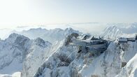 Marvellous Machines – Mit der Luftseilbahn auf Deutschlands höchsten Berg. Die Seilbahn Zugspitze überwindet 1945 Höhenmeter und hat eine Gesamtlänge von 4.467 Metern.