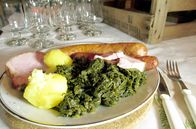 Zu Tisch ... – Grünkohl mit Pinkel: Grünkohl, das traditionelle Wintergemüse im Oldenburger Land, mit geräucherten Würsten
