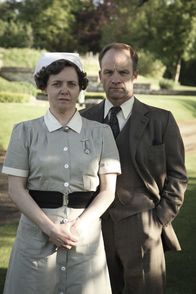 Father Brown – Was haben Schwester Farrow (Helena Lymbery, l.) und der Klinikleiter Dr. Walter Henshaw (Adrian Rawlins, r.) zu verbergen?
