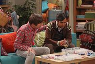 The Big Bang Theory – Raj (Kunal Nayyar, r.) wird eifersüchtig, als Howard (Simon Helberg, l.) den Bastel-Mädchenabend mit den Mädels zerstört ...