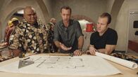 Hawaii Five-0 – Steve McGarrett (Alex O'Loughlin, M.) und Danny Williams (Scott Caan, r.) haben Probleme mit ihrer Bar - nichts läuft nach Plan. Und dann taucht auch noch Kamekona (Taylor Wily, l.) auf und verlangt ihnen Einiges ab ...