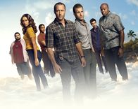 Hawaii Five-0 – (8. Staffel) - Kämpfen gegen das organisierte Verbrechen auf Hawaii: Steve McGarrett (Alex O'Loughlin, M.), Danny Williams (Scott Caan, 3.v.r.), Adam Noshimuri (Ian Anthony Dale, 2.v.r.), Lou Grover (Chi McBride, r.), Jerry Ortega (Jorge Garcia, l.), Tani Rey (Meaghan Rath, 2.v.l.) und Junior Reigns (Beulah Koale, 3.v.r.).